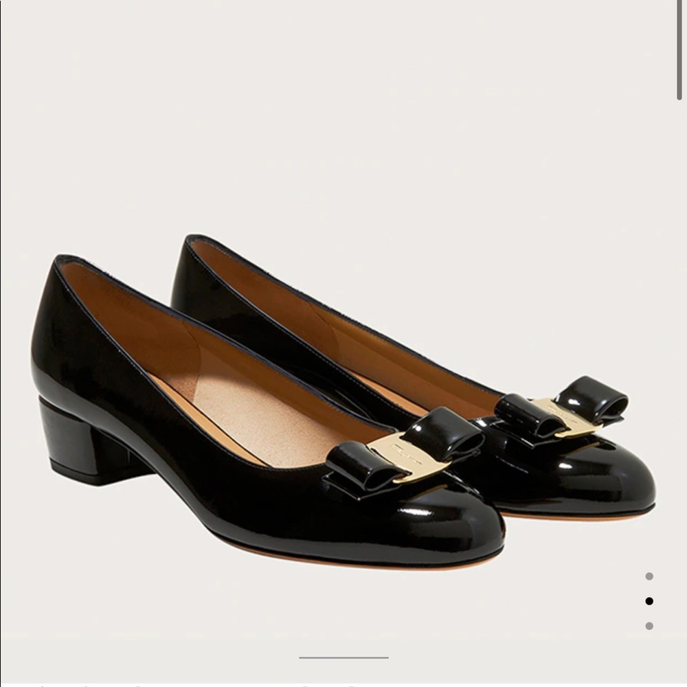 Salvatore Ferragamos Vara Bow Pump Shoes